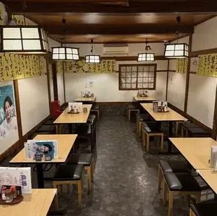 為了確保顧客能夠安心用餐，我們安裝了防護裝置以防止飛沫感染，並確保寬敞、通風良好的室內環境。