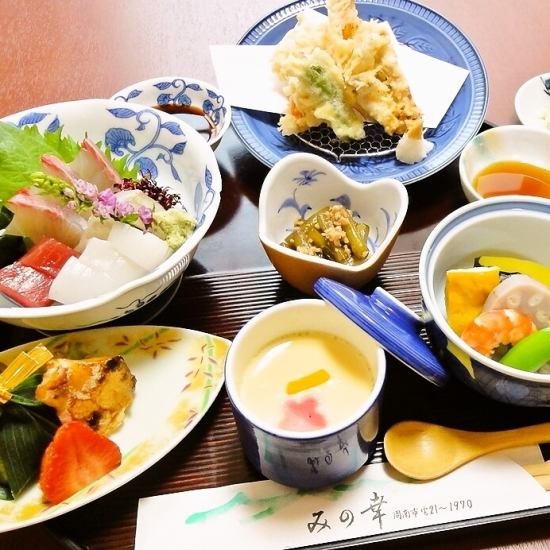 お昼は人気の定食メニューをご用意致しております！