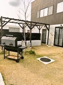 季節によって、BBQ用のテラス席を1日1組限定でご用意しております。8名様～16名様まで対応可能です。イスも設置可能ですので、お気軽にご相談下さい。