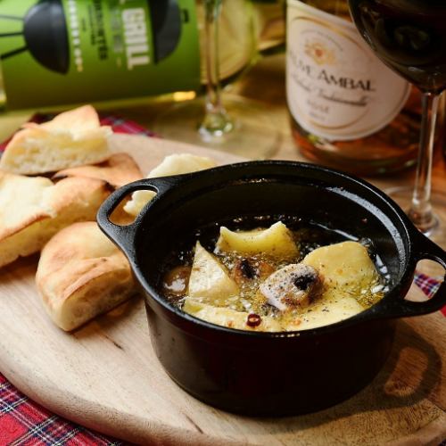 カマンベールとブロッコリーのアヒージョ