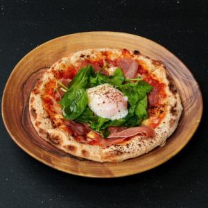 生ハムとルッコラの半熟卵のビスマルク風ピザ