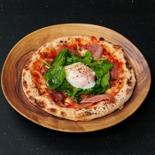 生ハムとルッコラの半熟卵のビスマルク風ピザ