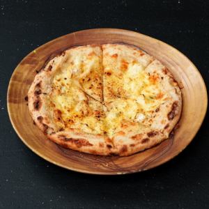 はちみつ香るクアトロフォルマッジ　チーズのピザ