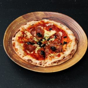 サラミとブラックオリーブのトマトピザ