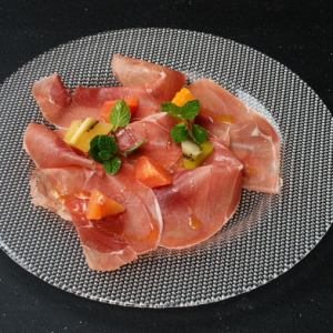 色々なフルーツとポルトガル産ローレンス夫妻の生ハム