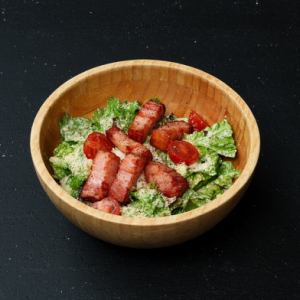 厚切りベーコンと温泉卵のシーザーサラダ