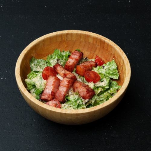 厚切りベーコンと温泉卵のシーザーサラダ