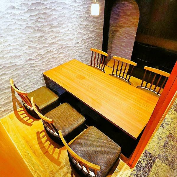 【のんびりできる広々個室】 こだわりは料理や店内だけじゃありません！古都にタイムスリップした気分を味わって頂ける雰囲気作りを演出。くつろぎ個室では、ゆったりとした楽しいひと時をお過ごしください☆ご希望のお席がございましたらお気軽にお問合せくださいませ♪各種ご宴会の予約も受け付けております♪