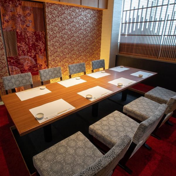 【のんびりできる広々個室】 こだわりは料理や店内だけじゃありません！古都にタイムスリップした気分を味わって頂ける雰囲気作りを演出。くつろぎ個室では、ゆったりとした楽しいひと時をお過ごしください☆ご希望のお席がございましたらお気軽にお問合せくださいませ♪各種ご宴会の予約も受け付けております♪