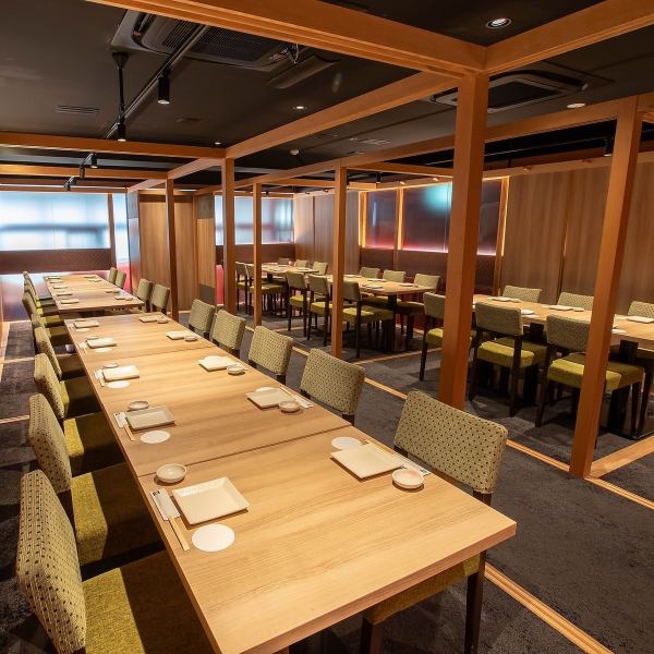 【会社宴会にもオススメ】 京を感じるモダン＆スタイリッシュな完全個室は最大40名様までOK☆中～大規模な会社宴会や大型宴会に◎落ち着いた空間の個室をお探しの幹事様、お早めにご連絡ください！大人数のご宴会に最適なお部屋は人気につき、早めのご予約がお勧めです♪コースのご予約もご一緒に受け付けております♪