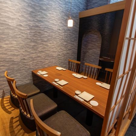 テーブルタイプ完全個室を完備！落ち着いた雰囲気での完全個室となっております♪広々とした和の空間が漂うお席でのお食事、お酒をご堪能下さいませ！他にも個室席は多数完備しております。