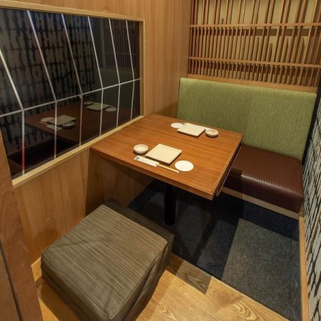 デートにオススメな2名様用個室を完備しております。木の温もりを感じる落ち着いたプライベート空間で、ごゆっくり会話やお食事をお楽しみいただけます。記念日やお祝いでのご利用にも◎