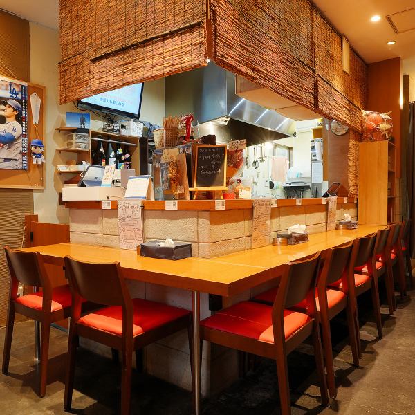 1人でも気軽に立ち寄れるカウンター席があり、会社帰りのちょい飲みにも便利なお店。落ち着いた雰囲気で居心地が良く、2～3名での食事や4～6名の小規模宴会にも幅広く対応しています。名物の鍋とお酒を楽しめるメニューを揃えており、気取らず過ごせる雰囲気が魅力。仲間と語らう場にもおすすめです。