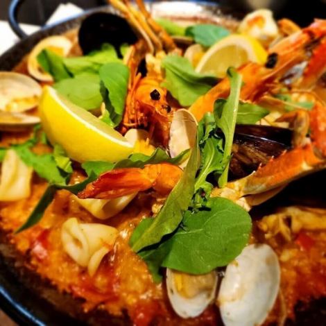 【パエリア】具だくさんで海鮮の旨味が詰まった看板メニュー！