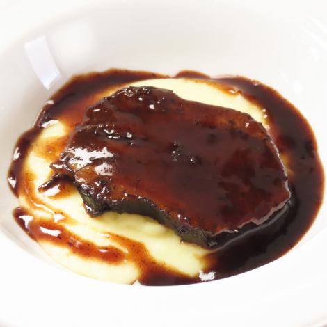 【牛タンの赤ワイン煮込み】ほどける食感の牛タンと自家製ソースのマリアージュ