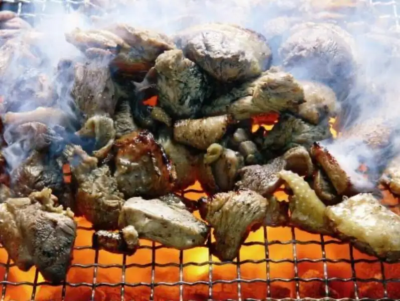 海鮮炉端が本気で焼く！熊本名物「肥後赤鶏の豪快炭火焼き」