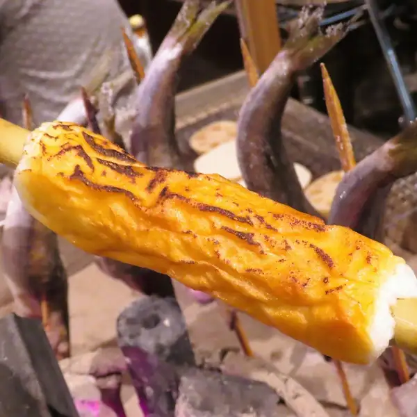 炉端焼きの醍醐味を味わえる大人の空間。パチパチと炭が爆ぜる音と香ばしい香りが食欲を刺激します。お酒を片手に、天草の海の幸が美味しく焼き上がるのをお楽しみ下さい。
