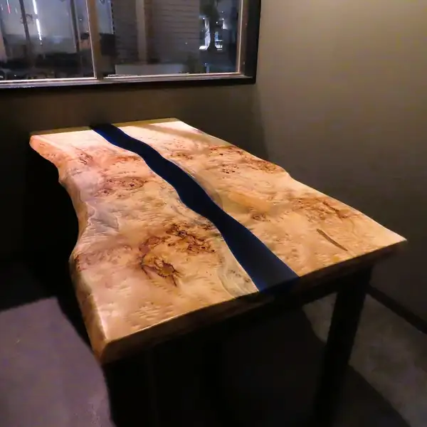 周りを気にせずゆったりくつろげるプライベート空間（個室）も完備。大切な方との記念日や接待、ご家族でのお食事など、落ち着いた雰囲気で絶品海鮮を味わいたい時に◎。