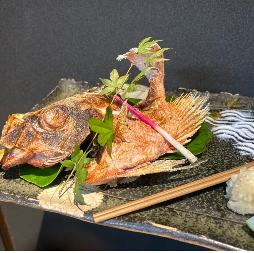 個室完備！落ち着いた和空間で絶品海鮮を味わう大人デート。