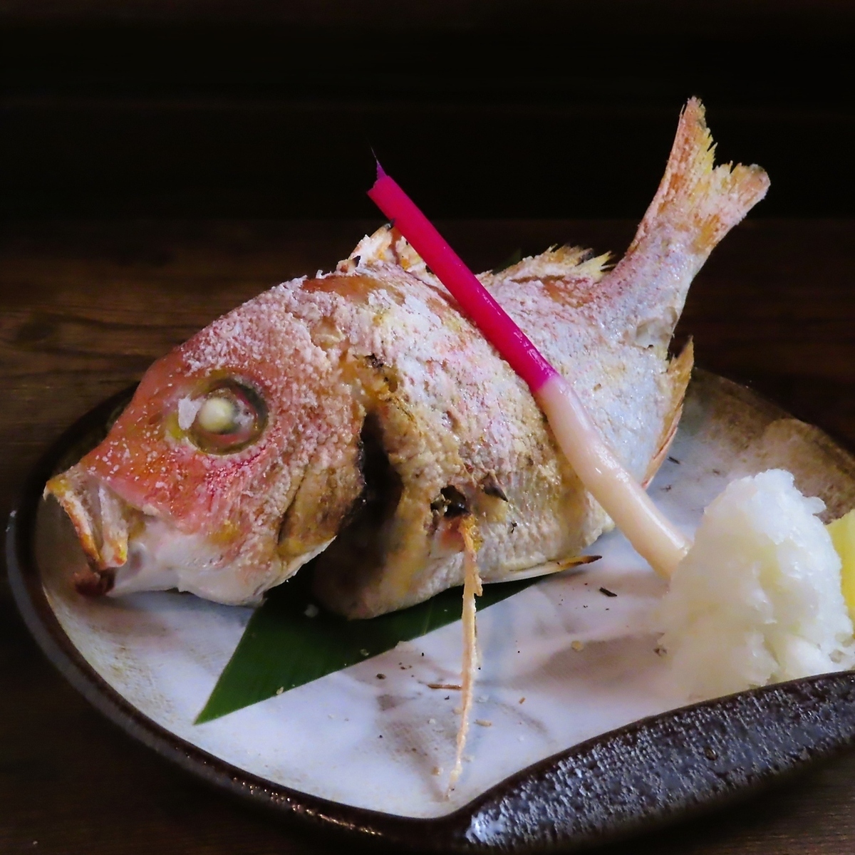 外酥里嫩！我们引以为傲的炉端烧完美展现了新鲜时令鱼肉的鲜美滋味。