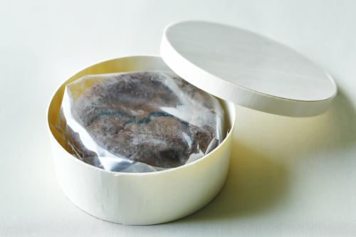 東京都八王子産パッションフルーツがアクセントの贅沢ガトーショコラ