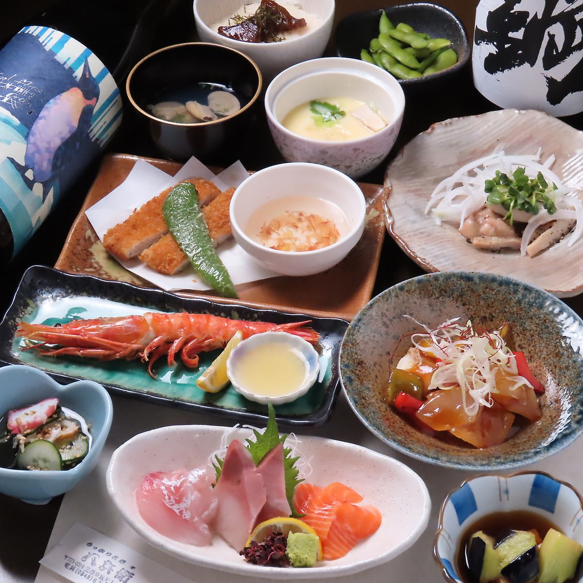 We are proud of our exquisite dishes and carefully selected local sake made with special dashi stock.Showa Retro Izakaya