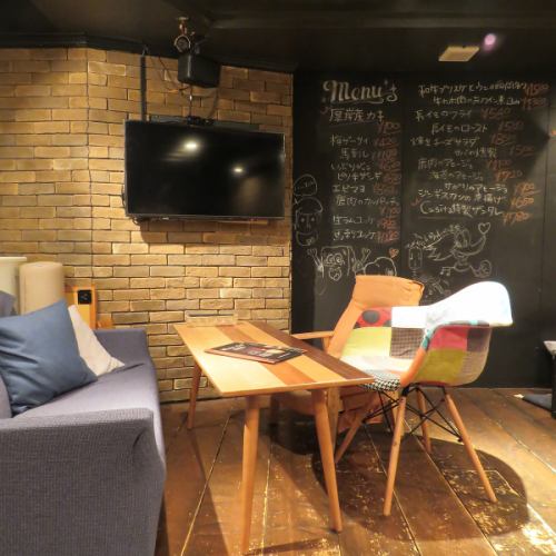 ゆったりソファーも完備♪4名様でご利用頂けてTVやゲームで楽しむことも出来ます！気の合う仲間とのんびりお酒を飲み交わしながらお寛ぎ頂けます♪