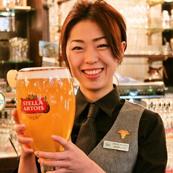 Lineup of more than 50 kinds of Belgian beer and traditional Belgian cuisine.The World Draft Master Japan representative pours delicious barrel draft beer to the foam.