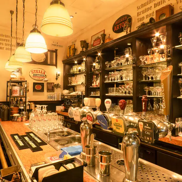 50種以上のベルギービールと、ベルギー伝統料理をラインナップ☆。泡までおいしく樽生ビールを注ぎます。