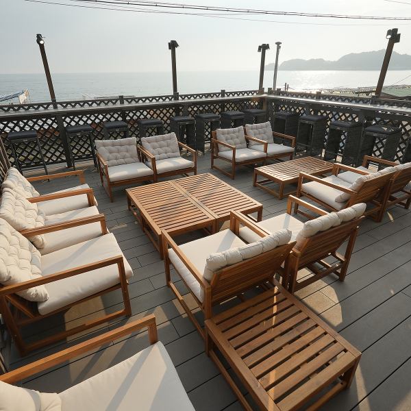 開放的なテラスはオーシャンビュー！ご友人やお仲間との楽しい時間や女子会に人気のお席です。爽やかな風を浴びながらのBBQはまさに格別！7月の鎌倉花火大会も花火を目の前で観覧いただける当店自慢の特等席！！日頃の疲れを吹き飛ばす非日常のひとときをお楽しみください♪