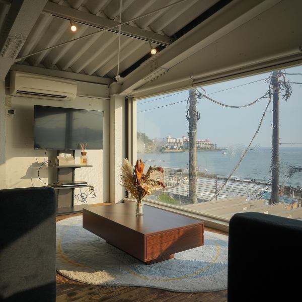 室内に居ながら海を臨めるお席もご用意しております。まるで別荘のような雰囲気の中、ドリンク片手に過ごす時間は癒しのひととき。ペット連れのお客様も大歓迎なので、季節を問わず海辺でごゆっくり過ごすなら『鎌倉幕風』へお越しください！