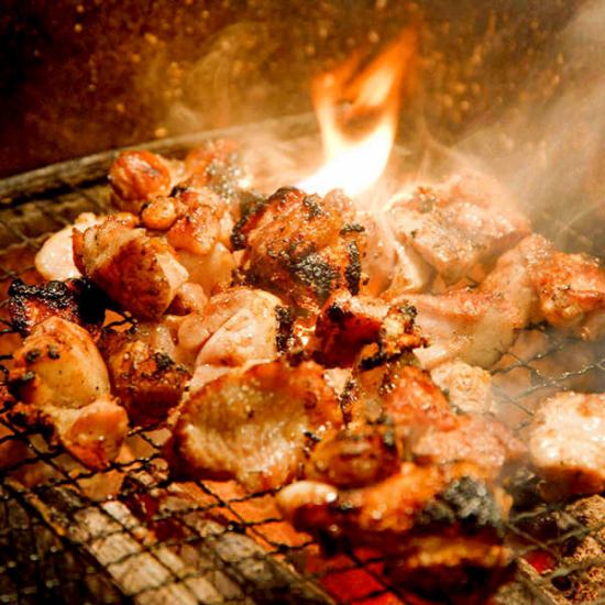 炭火で焼き上げる香ばしい大山鶏は食べるべき逸品！