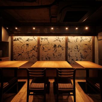 ゆったりとしたテーブル席は2名様から最大10名様までご案内可能です。木の温もり溢れる店内で当店自慢の料理をお愉しみください。新宿での歓送迎会・飲み会・接待などにおすすめです。新宿/居酒屋/歓送迎会/接待/デート/高級/記念日/誕生日/お祝い/飲み会