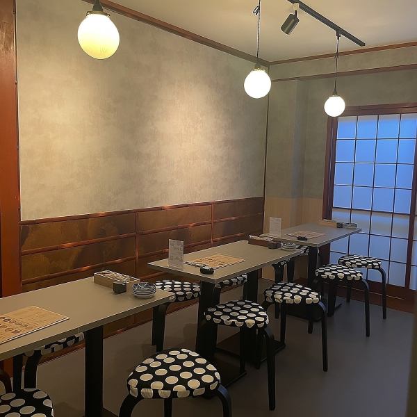 [Table seats] Table seats where you can sit comfortably.The shop is cute with dot-patterned chairs in a stylish space.It's perfect for girls-only gatherings and drinking parties with friends.