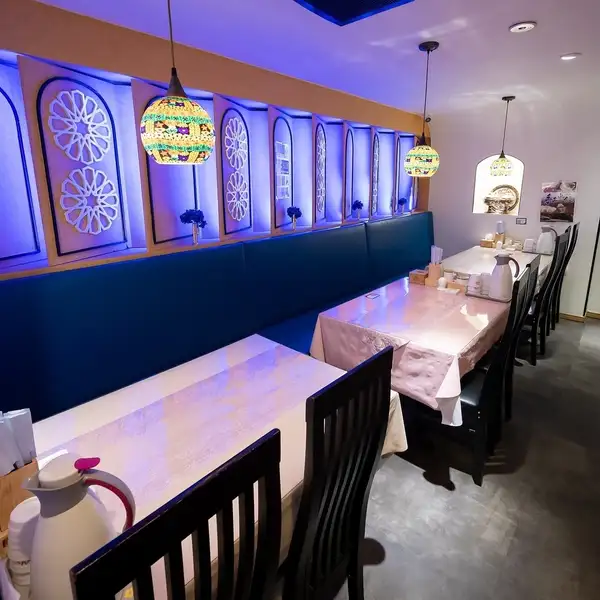 【ゆっくり食事ができるテーブル席】清潔感がある店内です。人数に応じて自由に移動が可能なテーブルで、気軽に食事が楽しめる席をご用意しております。本場中国気分を盛り上げる異国情緒たっぷりな調度品の数々。1階28席、2階22席、3階26席