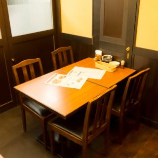 ４名様テーブル席♪仲の良い仲間とどうぞ。※写真は系列店