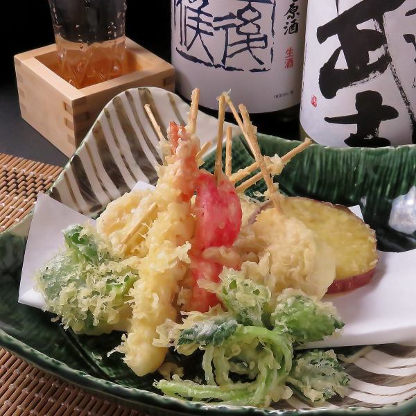 【自慢の”三種の神器”其の壱】サクサクと軽い食感で女性にも大人気♪季節の食材を使用した 「串天ぷら」