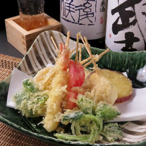 【自慢の”三種の神器”其の壱】サクサクと軽い食感で女性にも大人気♪季節の食材を使用した 「串天ぷら」