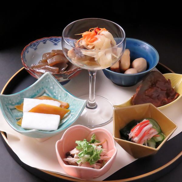 【自慢の”三種の神器”其の参】多彩なおばんざいとお酒で心も満たす♪「日替わりいろいろおばんざい」