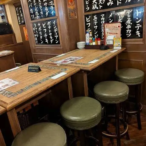 26名様まで対応可能なテーブル席は、会社の宴会やグループ利用にもぴったりです。どこか昭和を感じさせる空間でゆったり過ごせます。昔ながらの洋食屋のレトロな雰囲気の中、洋食を囲んで会話が弾みます!女性のお客様も歓迎し、お仕事帰りなど多彩なシーンに対応します。