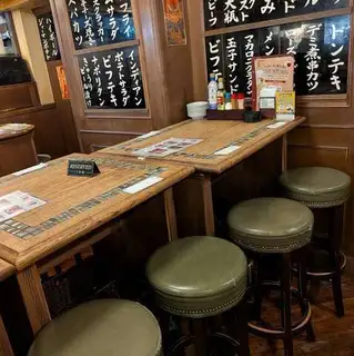 仕事帰りの飲み会や、気の合う仲間とのカジュアルな食事に最適な少人数でご利用できるテーブル席。昭和レトロな雰囲気の中、ボリューム満点のごちそうをみんなでシェアしながら、冷えたビールやハイボールで楽しく乾杯できます。