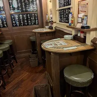 同僚や友人と「ちょっと一杯」にちょうどいいサイズ感。ボリューム満点のごちそうをシェアしながら、お気に入りのドリンクを片手にお喋りを楽しめます。気取らないアットホームな雰囲気で、リラックスした夜を過ごせます。