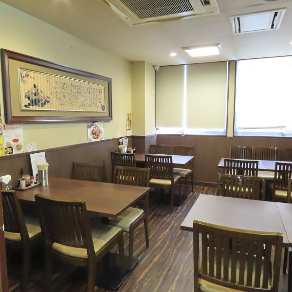 当店の内観は、高級中華料理店を彷彿とさせる落ち着いた雰囲気が魅力です。温かみのある木材と柔らかな照明が心地よい空間を演出し、親しい人との会話も弾みます。特別な会食や宴会に最適で、心ゆくまで贅沢なひとときをお楽しみいただけます。