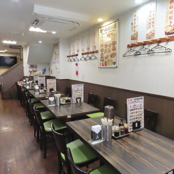テーブル席も広々していて、多くの料理を並べても余裕を持ってお愉しみいただけます。落ち着いた雰囲気でおいしいお酒と本格中華を、ぜひ召し上がりにいらしてください♪ １階と２階はテレビがあるので、競馬やワールドカップなどのスポーツ観戦もできますよ♪
