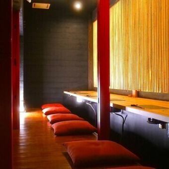 Spacious counter seats.Seating is available for up to 6 people.