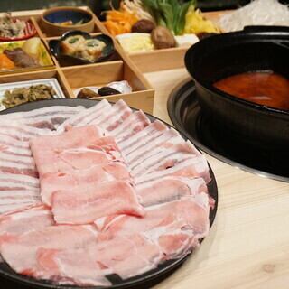 [Warm Vegetables for Adults] 9 kinds of side dishes x 9 kinds of two-color hot pot Choose your own special soup with Ryuju Pork course
