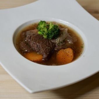 A5等級龍樹ビーフの牛すじのワイン煮込み