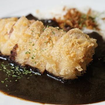 White pork cutlet and black curry 2,000 yen (tax included)