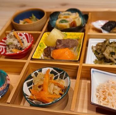 以當季食材烹調的當季家常菜，展現我們經驗豐富的廚師的精湛技藝