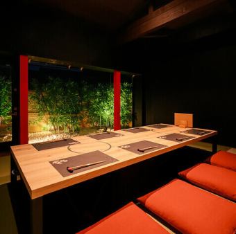 【2階】最大8名様まで利用可能な掘りごたつ個室でゆったりと。窓の外に広がる竹の緑が、都会にいながら癒しの時間を演出します。